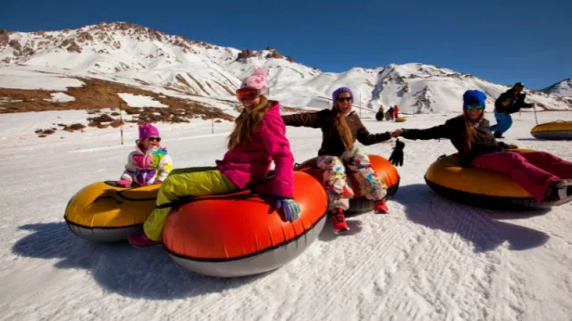 Nieve en alta montaña (y un invierno que se hizo esperar): ¿qué pasa con los centros de esquí de Mendoza?