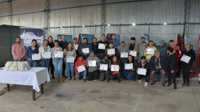 Pan American Energy capacita a jóvenes soldadores y amoladores (en San Patricio del Chañar)