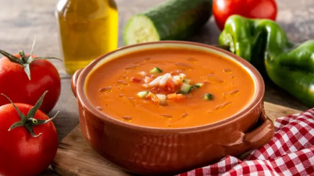 El gazpacho andaluz: la receta de verano más buscada en Google por los españoles (superando las 130.000 consultas mensuales)