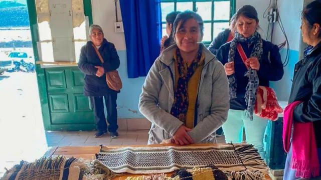 Artesanías neuquinas celebra la diversidad de tramas y colores en los tejidos de la Comunidad Millain Currical