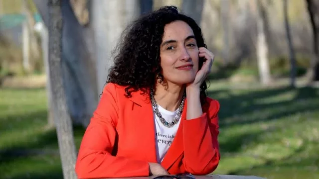 Karina Saade celebra 30 años en la moda neuquina (fusionando arte y diseño)