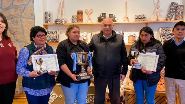 Premiaron a artesanas de la Comunidad Linares (la firma provincial Artesanías Neuquinas otorgó los reconocimientos obtenidos)