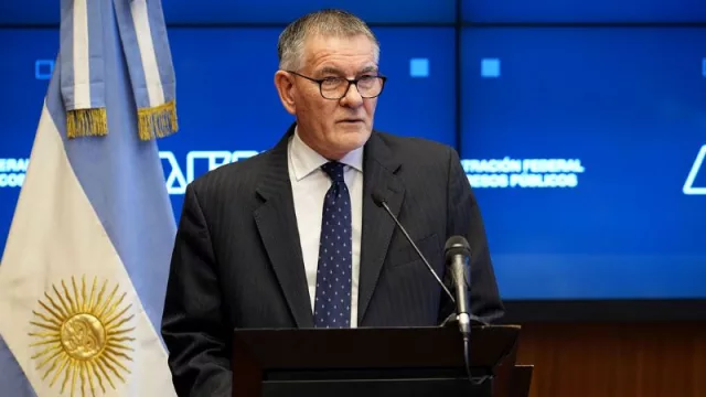 El impuesto PAIS crece y recaudó casi el doble que las retenciones en octubre