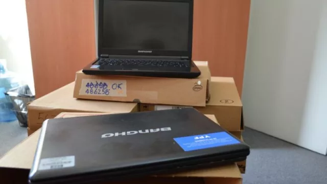 YPF dona diez notebooks a la Universidad Nacional del Comahue (destinadas a los nodos educativos de la institución)