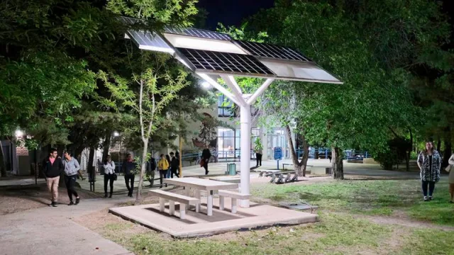 Instalaron sombrillas fotovoltaicas que entregan energía limpia (están ubicadas en el campus universitario de ingeniería de la UNCo)