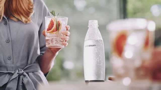 Los neuquinos lo toman con soda: ¿por qué son tan fans del agua con gas?