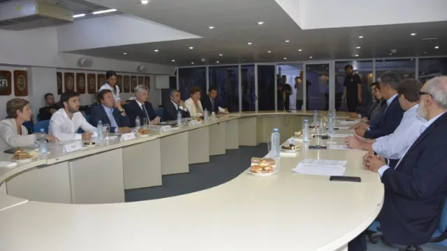 Provincias petroleras buscan diálogo con el gobierno nacional sobre normativas hidrocarburíferas