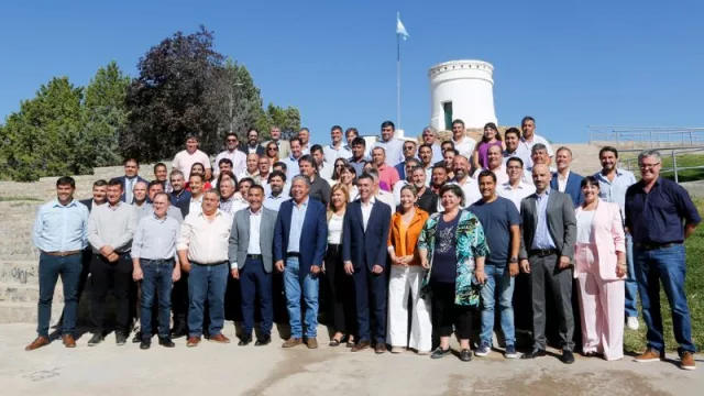 A la provincia la cuidamos entre todos: junto a todos los municipios, firman pacto por un Neuquén "autónomo y justo"