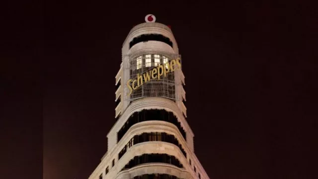 La Gran Vía se oscurece: Suntory Beverage & Food Spain apaga el emblemático neón de Schweppes® por la "Hora del Planeta"