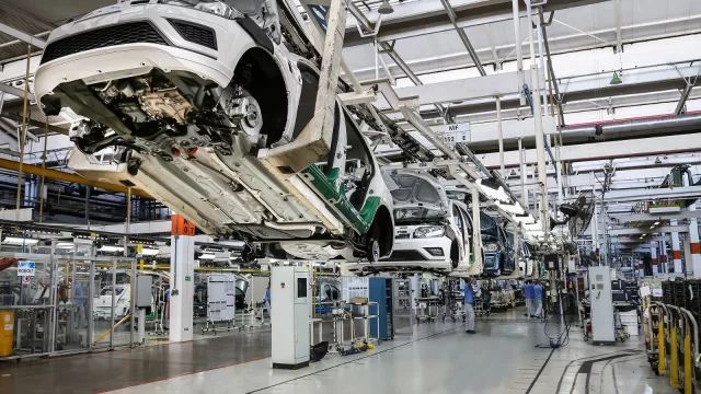 La producción de autos bajó 21% en abril pero hay optimismo sobre los próximos meses