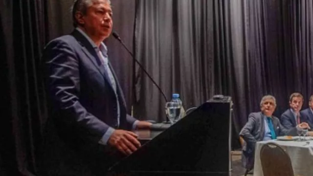 El gobernador de Neuquén solicita más apoyo para la sustentabilidad, infraestructura y becas estudiantiles en el Club del Petróleo