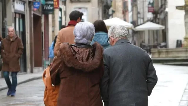 Solo el 13% de los españoles considera una prioridad ahorrar para la jubilación (y 7 de cada 10 no están seguros de poder disfrutarla sin preocupaciones económicas)