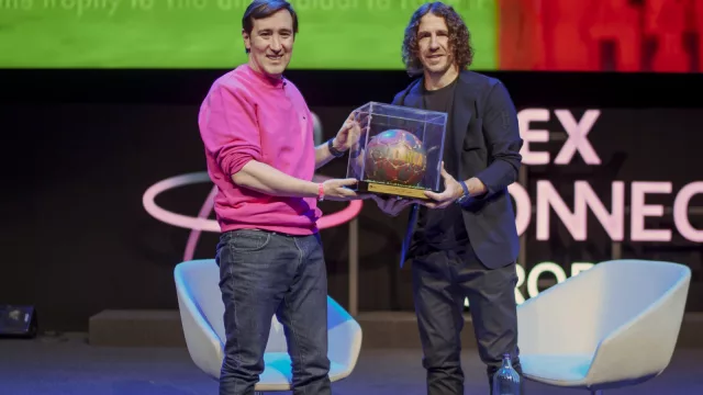 En homenaje a su trayectoria Carles Puyol recibe el Balón de la Calle (durante el VTEX Connect Europa)