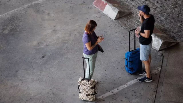 Casi el 18% del total de trabajadores en España no puede irse de vacaciones al menos una semana, según UGT