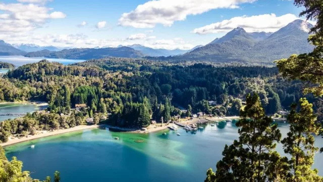 Empresarios hoteleros de Villa la Angostura planifican una propuesta especial para atraer turistas en Navidad