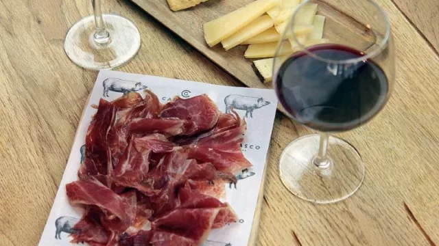 Llega "Sabores de Jamón Crudo & Vinos" en el Apart Hotel Illia 121 (una experiencia gastronómica inolvidable)