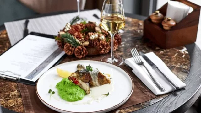 Fusiones: la experiencia gastronómica que combina truchas y vinos blancos en Cipolletti