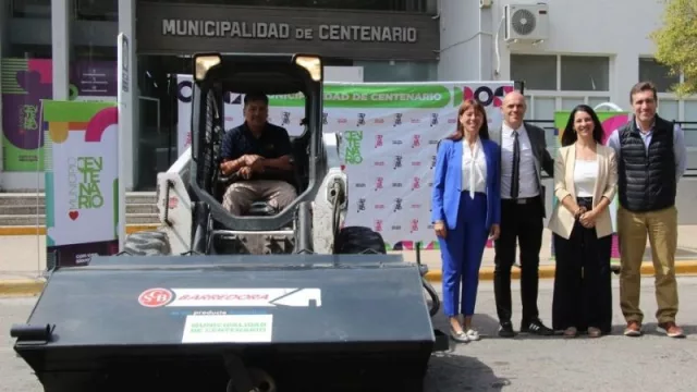 PAE realizó una donación de equipamiento para las minicargadoras municipales de Centenario
