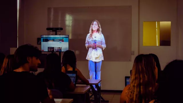 La Universidad Siglo 21 cambia las reglas del juego con docentes holográficos (llegando a Neuquén para llevar la educación a otro nivel)