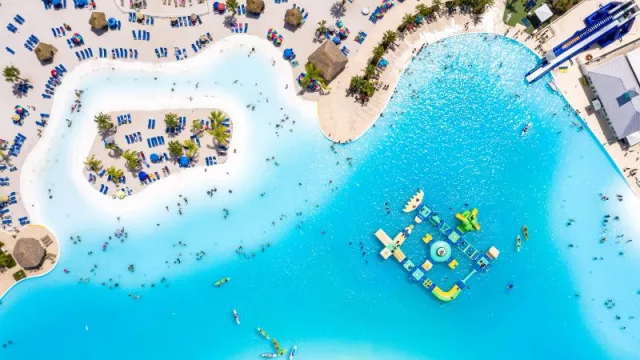 Crystal Lagoons: de un sueño chileno en un imperio global de lagunas turquesas (en el mundo ya hay 90 operativas y en Argentina unas 9)