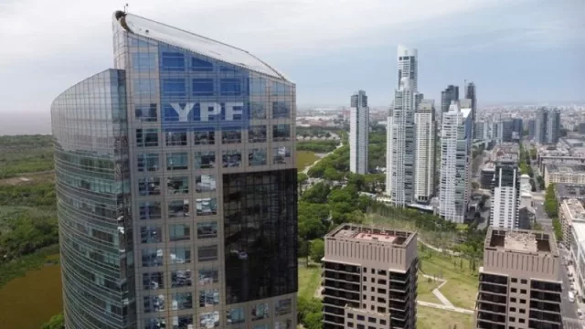 YPF invertirá US$ 5.000 millones en 2025 para potenciar la producción y capacitar empleados en EE.UU.