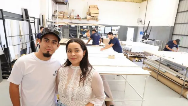 Desde repartir en moto hasta liderar una fábrica: la historia de dos jóvenes emprendedores