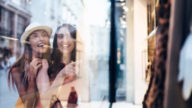 El 70% de los españoles considera que no gana lo suficiente para satisfacer sus "caprichos", según Cetelem