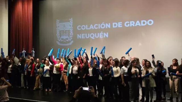 La Universidad de Morón celebró su primera colación de grado 2025 en Neuquén