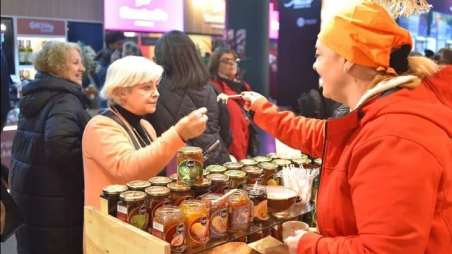 Productores de Villa La Angostura exhibieron su talento en la Feria “Caminos y Sabores” de Buenos Aires