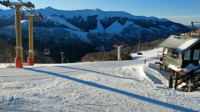 Cerro Bayo inicia su temporada media con nuevos precios de pases para esquiadores y visitantes