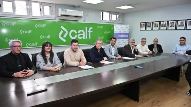 Calfibra amplía su red de fibra óptica e inicia obras en diez barrios de Neuquén
