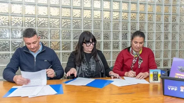 Fundación YPF equipa a escuelas primarias y secundarias con kits de ciencia y tecnología