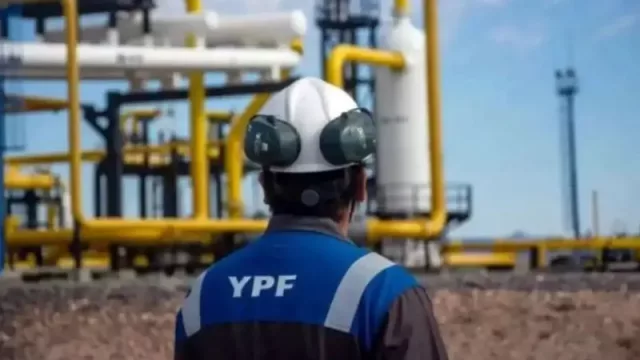 YPF lanza la venta al público del mameluco que Milei popularizó en Vaca Muerta