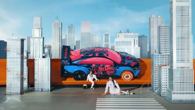 Hot Wheels transforma el Mercedes-Benz CLA en un coche de juguete de gran tamaño