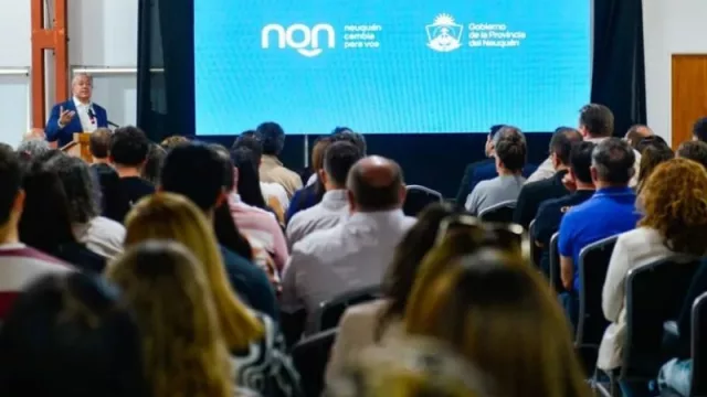 Neuquén modernizará casi 700 escuelas con netbooks, pantallas y robots educativos en un plan de US$ 11 millones junto a YPF