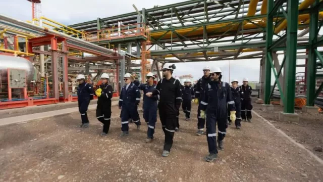 Vaca Muerta multiplica el empleo: por cada puesto directo se generan tres trabajos indirectos (y Neuquén vuelve a liderar el crecimiento del país)