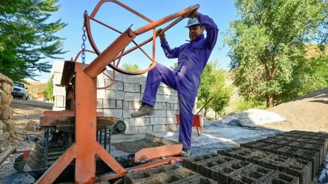 Una bloquera comunal acerca a pobladores del norte neuquino al sueño de la casa propia