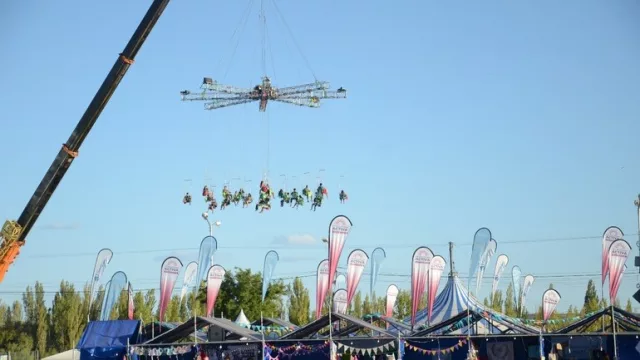 Sillas voladoras a 50 metros y vistas de 360°: la experiencia gratuita que suma adrenalina a la Fiesta de la Confluencia 2026