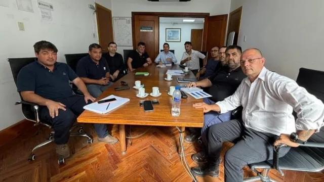 Prometen un 30% más de energía y trabajos de poda tras las protestas por los cortes de luz en Plottier