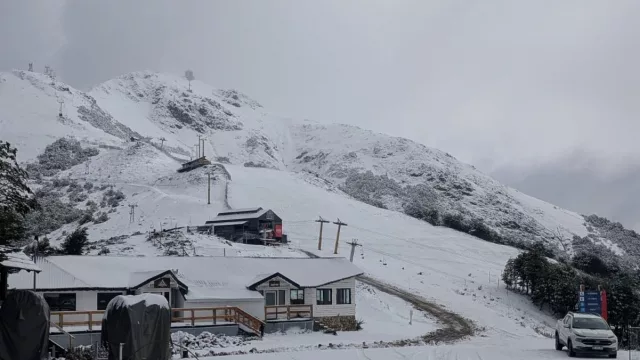 La primera nevada cubrió el Cerro Bayo y anticipa la temporada invernal en Villa La Angostura