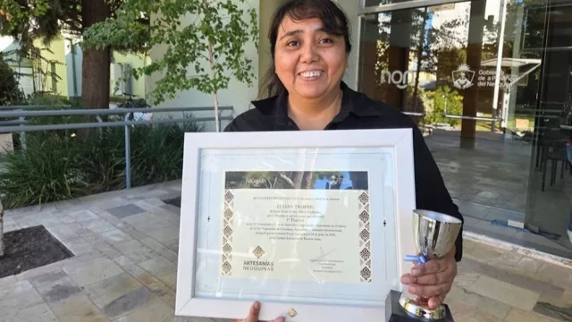 De la necesidad al orgullo: la historia de Eliana Tropan, la artesana que vive del tejido y lleva Neuquén al mundo