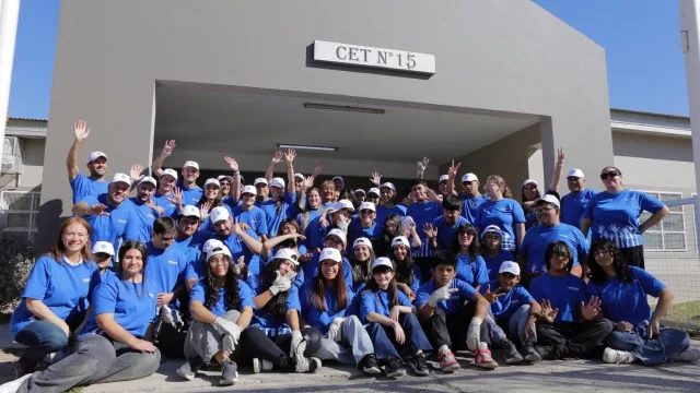 Techint apuesta a la educación técnica: renovó una escuela en Cipolletti y donó tecnología para estudiantes