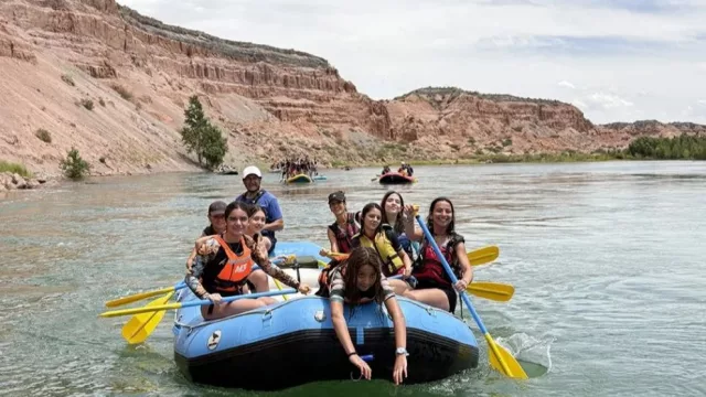 China Muerta propone una experiencia única con bici y balsa en el río Limay durante el fin de semana largo