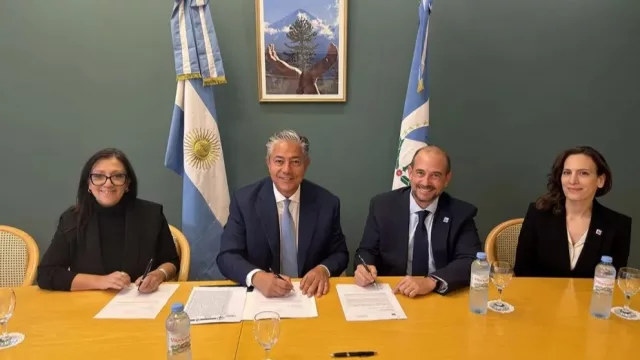 Chevron y Pampa Energía refuerzan el financiamiento de las becas Gregorio Álvarez en Neuquén