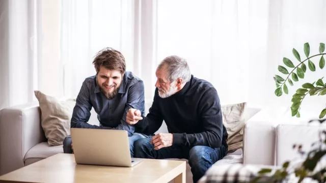 Casi la mitad de los españoles mayores de 55 años ha dado apoyo económico a sus hijos este año