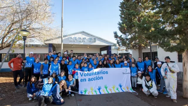 Tecpetrol reunió a más de 100 voluntarios para transformar un espacio clave en la EPET N°3