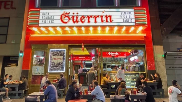 La paradoja de la pizza porteña (y de la fila más famosa de Buenos Aires): por qué Güerrin crece mientras el consumo masivo se retrae