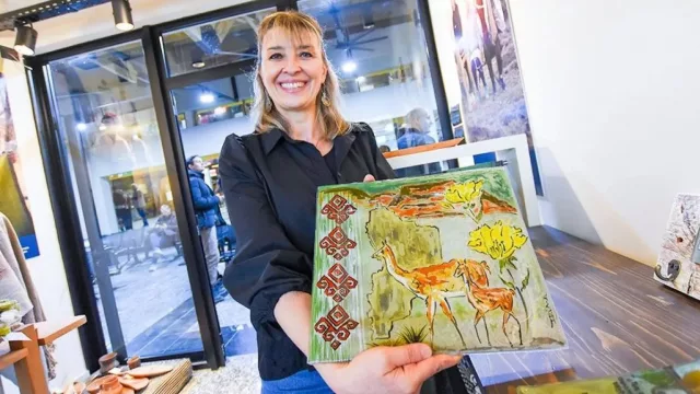 Irina Cid transforma la identidad neuquina en obras únicas de vidrio fusionado
