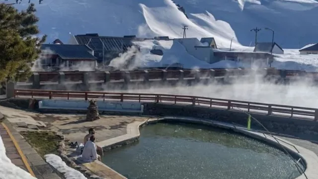 Copahue ofrece una experiencia única en el mundo: disfrutar aguas termales rodeadas de nieve
