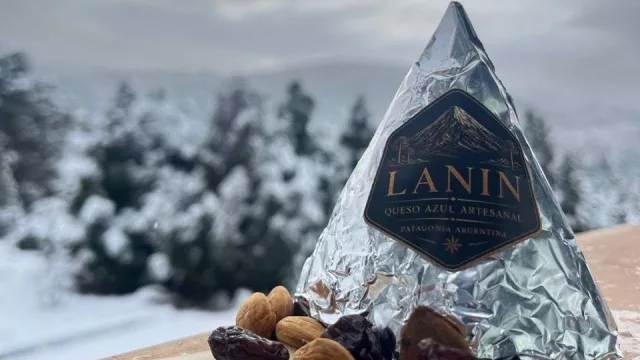 "Lanin", el queso azul con forma de volcán que nació en Aluminé para conquistar la Patagonia
